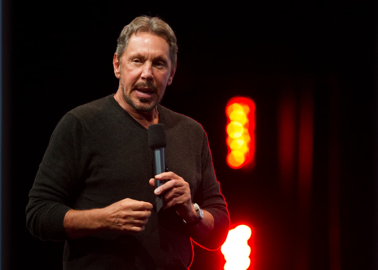 <h3 class="cms-H3-H3">5. Larry Ellison</h3>
<br>
<b>(72 mil millones de dólares)</b>
<br>
<br>A sus 76 años es cofundador, presidente y además director de tecnología de Oracle (de la que todavía posee más del 35% de acciones). Hace cuatro años 
<b>donó 200 millones de dólares al centro de tratamiento del cáncer de la Universidad del Sur de California.</b> En 2018, Ellison compró 3 millones de acciones de Tesla uniéndose al directorio de la empresa. 
<br>