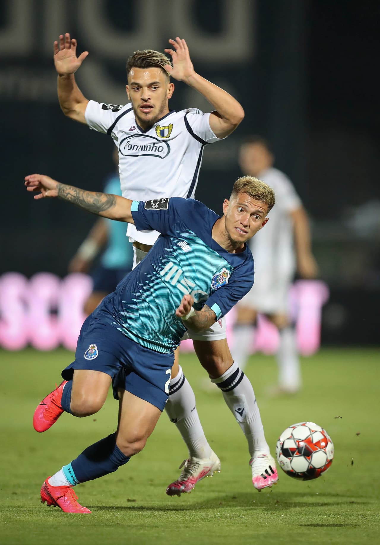 Otavio no se deja caer por el contacto de Pedro Goncalves, y se lleva la banda a toda velocidad para sacar el centro que no logra encontrar destinatario.