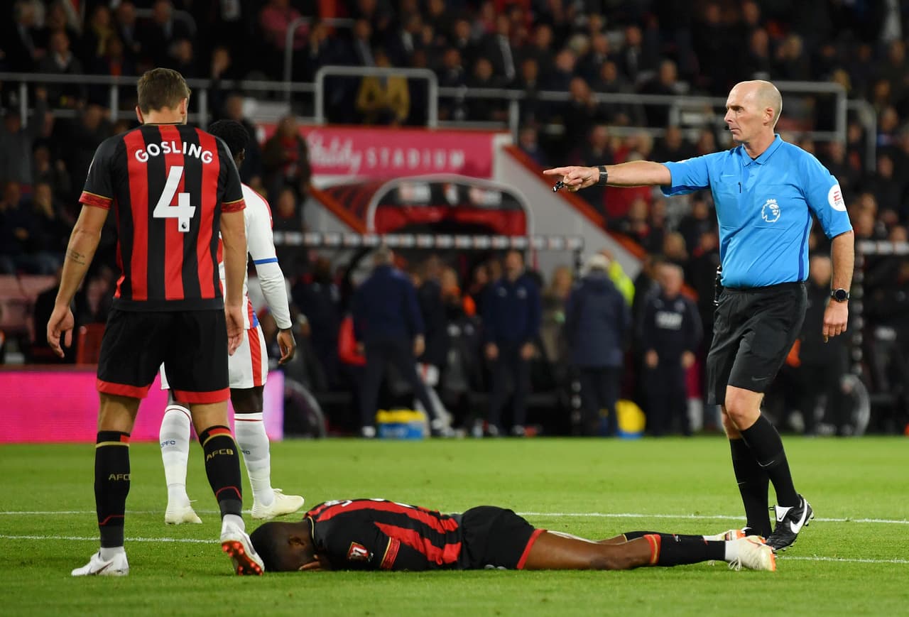Su movimiento favorito es dejar pasar el balón entre sus piernas para continuar el juego.