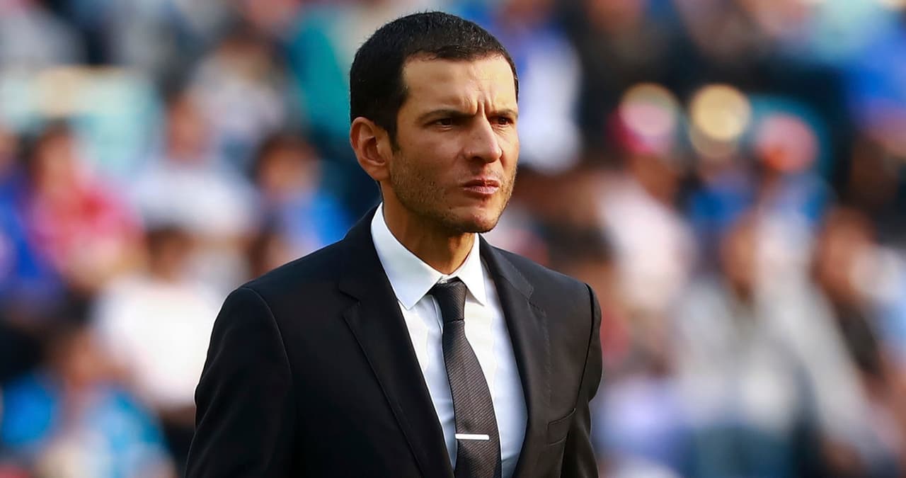 MEXICO CITY, MEXICO - FEBRUARY 04: Jaime Lozano Coach of Queretaro looks on during the 5th round match between Cruz Azul and Queretaro as part of the Torneo Clausura 2017 Liga MX at Azul Stadium on February 04, 2017 in Mexico City, Mexico. (Photo by Hector Vivas/LatinContent/Getty Images)