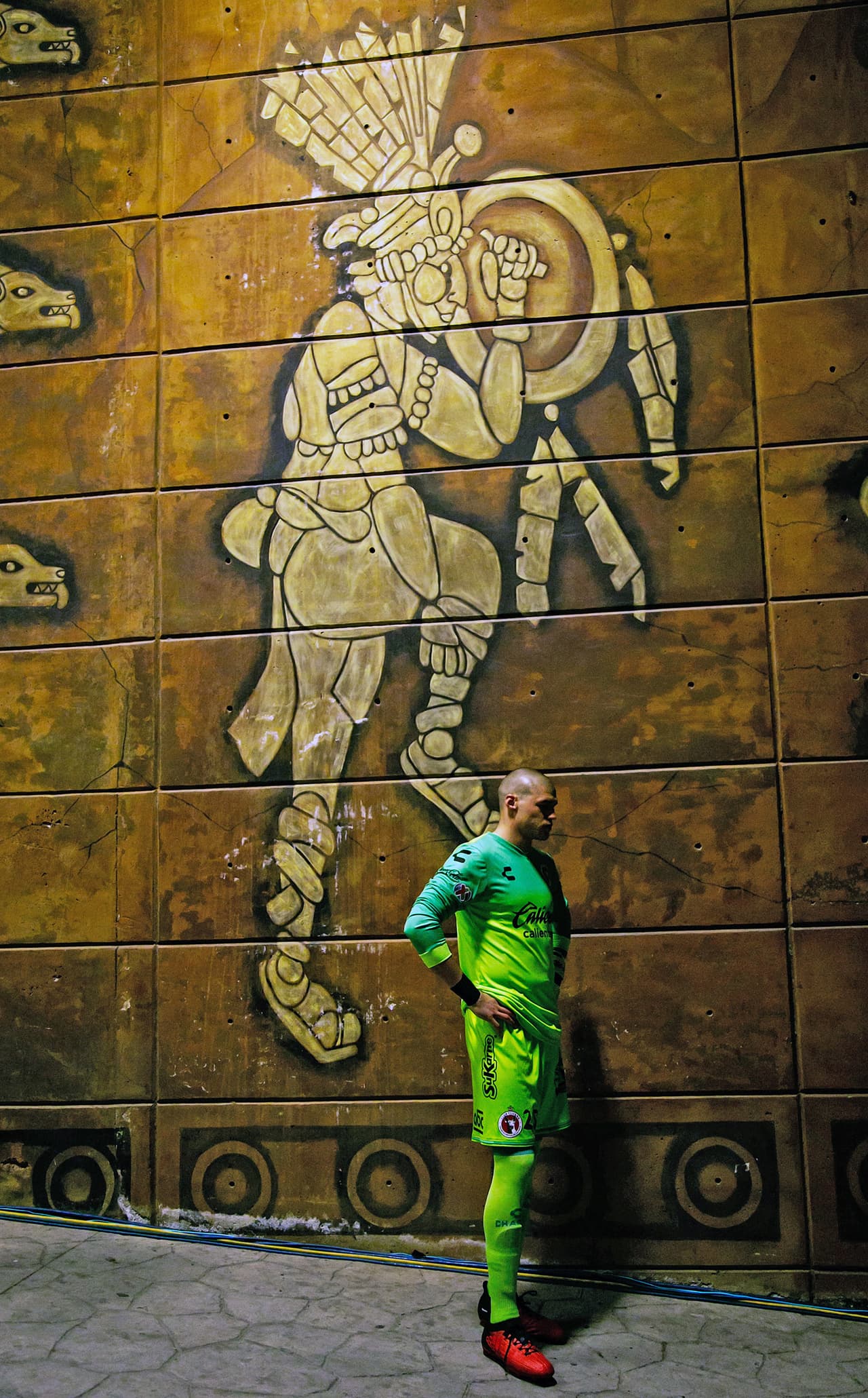 El juego contaba, además, con un ingrediente extra. La posibilidad de que Gibrán Lajun, arquero de los canes, rompiera el récord de imbatibilidad en un inicio de campaña. El arquero local necesitaba 28 minutos sin gol ante Gallos.