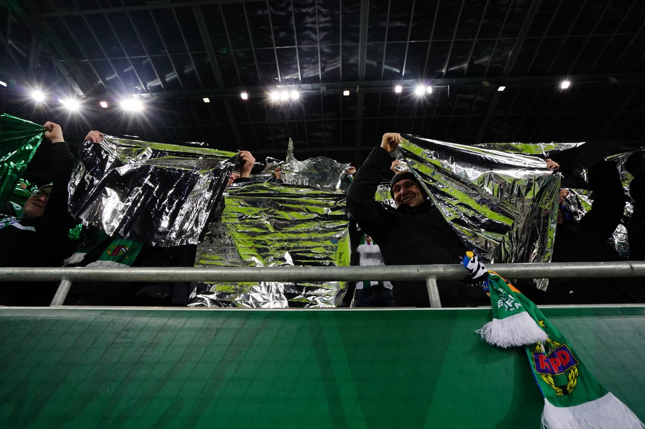 En el estadio del Rapid Viena se vivió una emocionante atmósfera futbolera en un juego muy complicado ante el Inter de Milán. Los fanáticos locales se hicieron sentir con un mosaico precioso en honor al club, así como con banderas y cantos inagotables.
