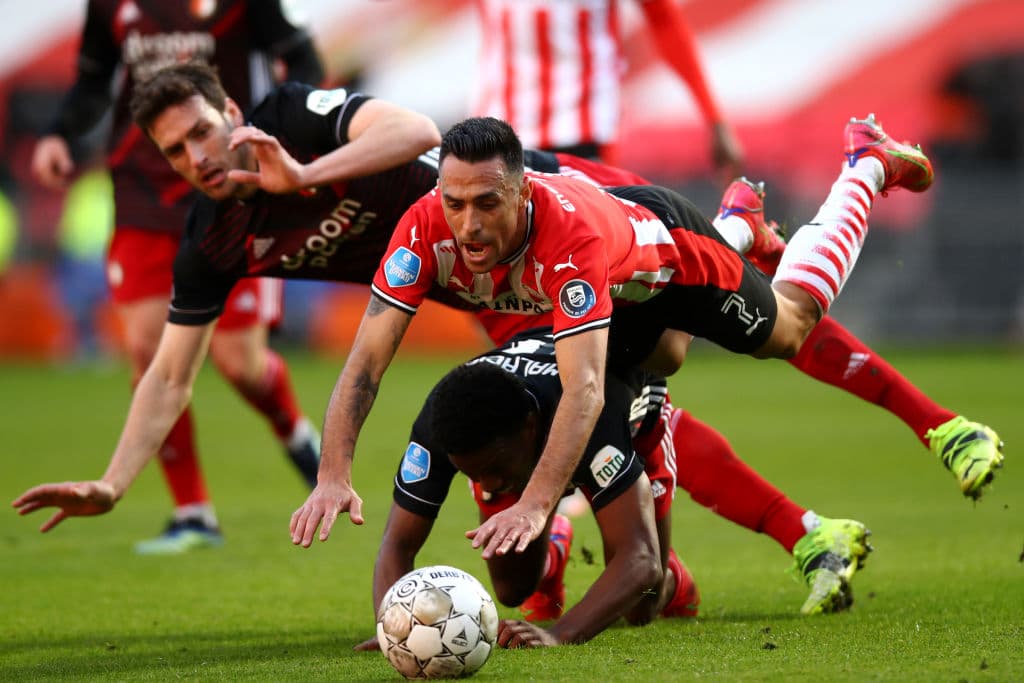 PSV no puede y reparte puntos durante el Clásico ante el Feyenoord, con marcador de 1-1 durante la Jornada 26 en la Eredivisie. Berguis puso el primer tanto del encuentro al minuto 15 a favor de los visitantes, pero Malen logró empatarlo al 38'. El mexicano Erick Gutiérrez vio el partido desde la banca.