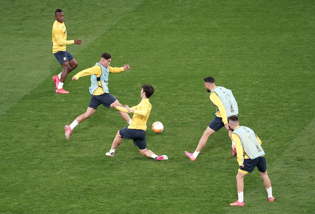 Unai Emery se encargó de hablar con todo el equipo antes de iniciar con los entrenamientos de cara a la final de la UEFA Europa League. Los jugadores del 'Submarino Amarillo' se mostraron alegeres y concentrados durante el calentamiento en el Arena Gdansk.