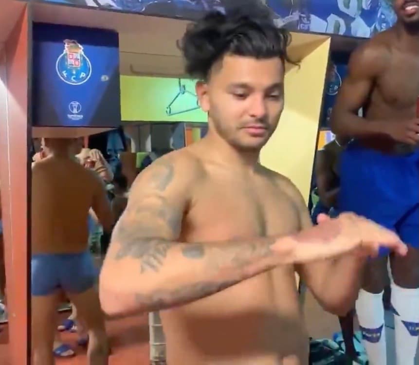 'Tecatito' Corona celebra título con Porto al ritmo de Maluma