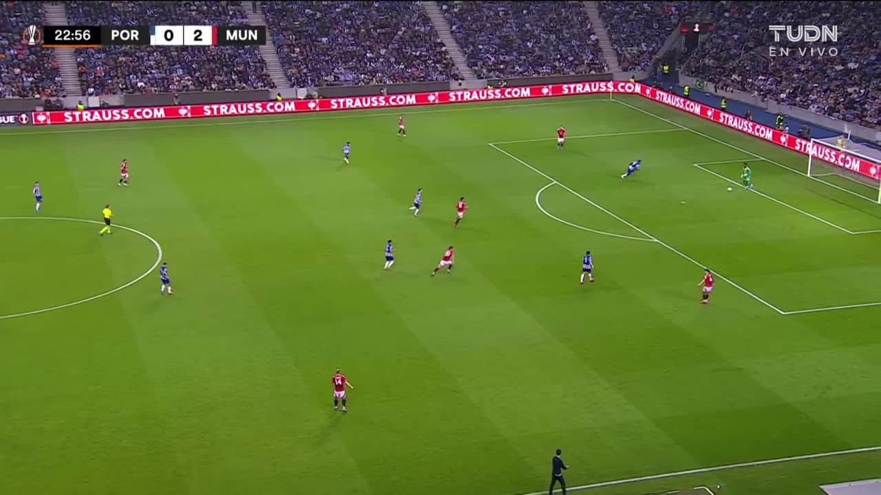 ¡TIRO ATAJADO! disparo por Marcus Rashford.