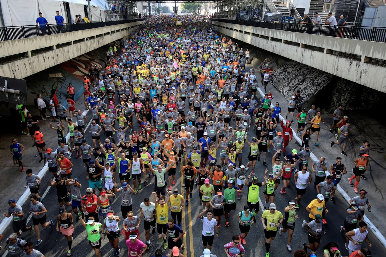 Más de 30 mil personas salieron a las calles de Sao Paulo para correr en la edición 94 de la tradicional Maratón de San Silvestre.