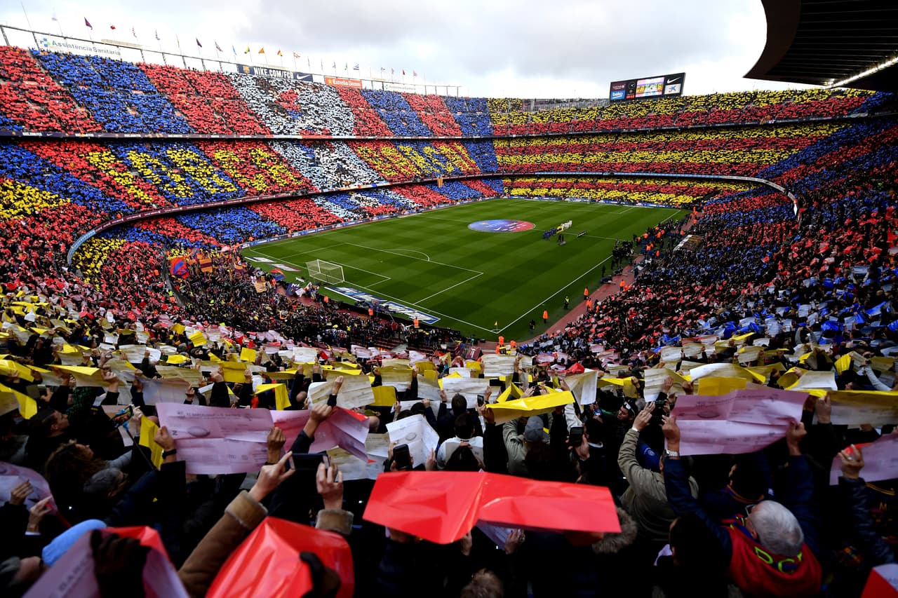 En Barcelona se veía antes fútbol en el estadio Les Corts, nombre del barrio en donde estaba. Hasta que en 1957 estrenaron el actual escenario con el nombre de Camp Nou, que significa campo nuevo en catalán.