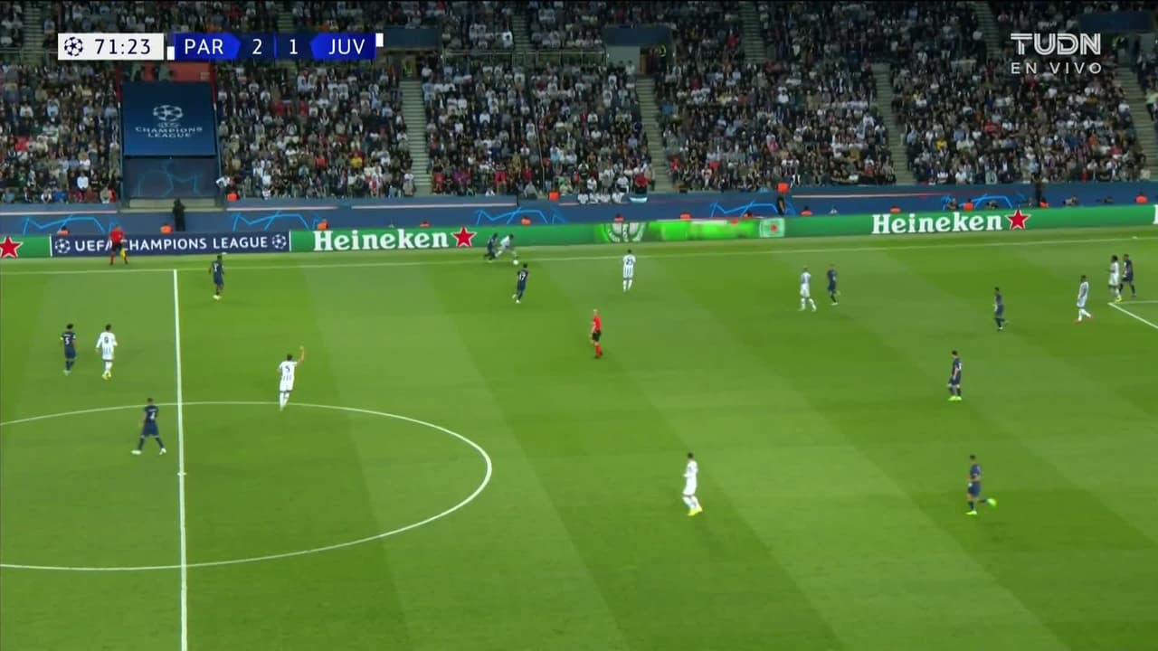 ¡TIRO ATAJADO! disparo por Lionel Messi.