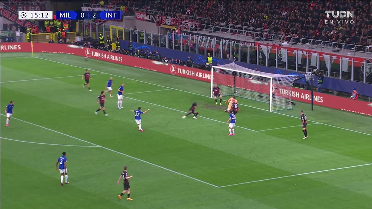 ¡TIRO ATAJADO! disparo por Henrikh Mkhitaryan.