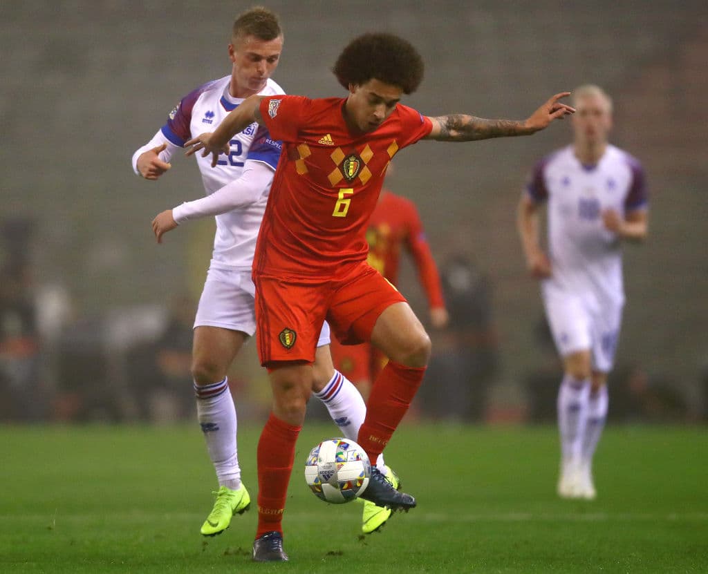 Axel Witsel (6) ante la marca de Albert Gudmundsson (22) en el centro del campo. Tratando de asediar a los rivales, al más puro estilo de la Bélgica de Martínez.