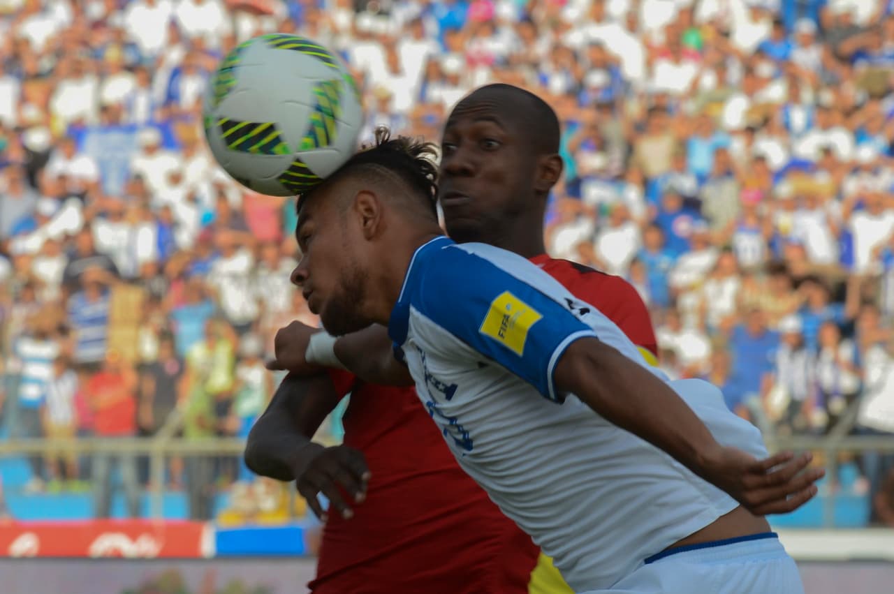 Trinidad and Tobago's Daniel Cyrus (in red) and Honduras' Mario Martinez vie for the ball during their 2018 FIFA World Cup qualifier football match in San Pedro Sula, Honduras on November 15, 2016. / AFP / ORLANDO SIERRA (Photo credit should read ORLANDO SIERRA/AFP/Getty Images)