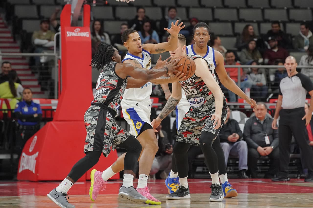 EDINBURG, TX - November 12: Juan Toscano-Anderson #95 of the Santa Cruz Warriors steals the ball against Chris Clemons #3 of the RGV Vipers during an NBA G-League game on November 12, 2019 at the Bert Ogden Arena in Edinburg, Texas. NOTE TO USER: User expressly acknowledges and agrees that, by downloading and/or using this Photograph, user is consenting to the terms and conditions of the Getty Images License Agreement. Mandatory Copyright Notice: Copyright 2019 NBAE (Photo by Christian Inoferio/NBAE via Getty Images)
