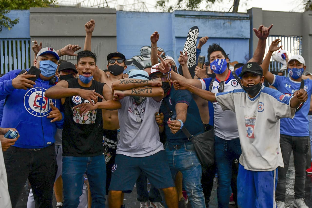 Algunos aficionados de la Máquina del Cruz Azul hicieron un pequeño viaje desde ecatepec para apoyar a sus futbolistas minutos antes de que inicie el clásico joven.