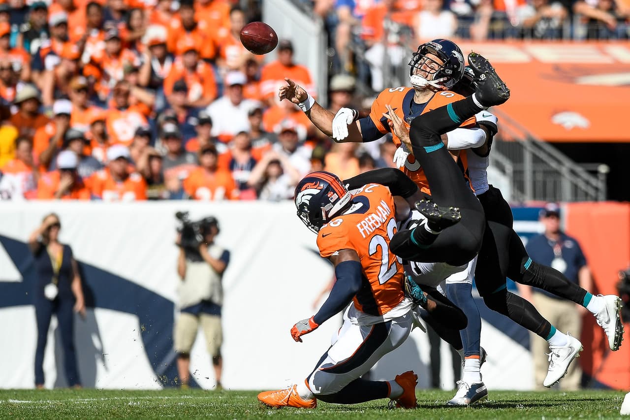 Jacksonville Jaguars 26-24 Denver Broncos. D.J. Hayden se lanza con todo sobre Joe Flacco y lo derriba.