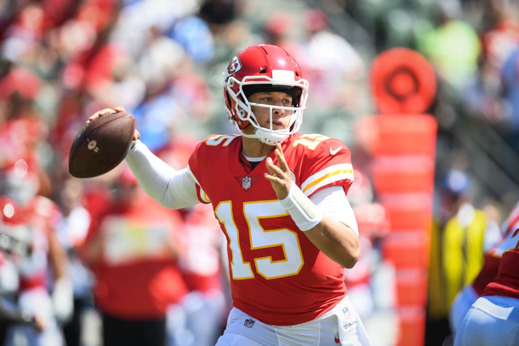 5) 
<b>Kansas</b> 
<b>City Chiefs</b>. La defensa de los Chiefs permitió 541 yardas, ese es el lado negativo, bastante. Pero el Qb de segundo año Pat Mahomes lanzó tres pases de anotación y ganó KC a los Chargers.