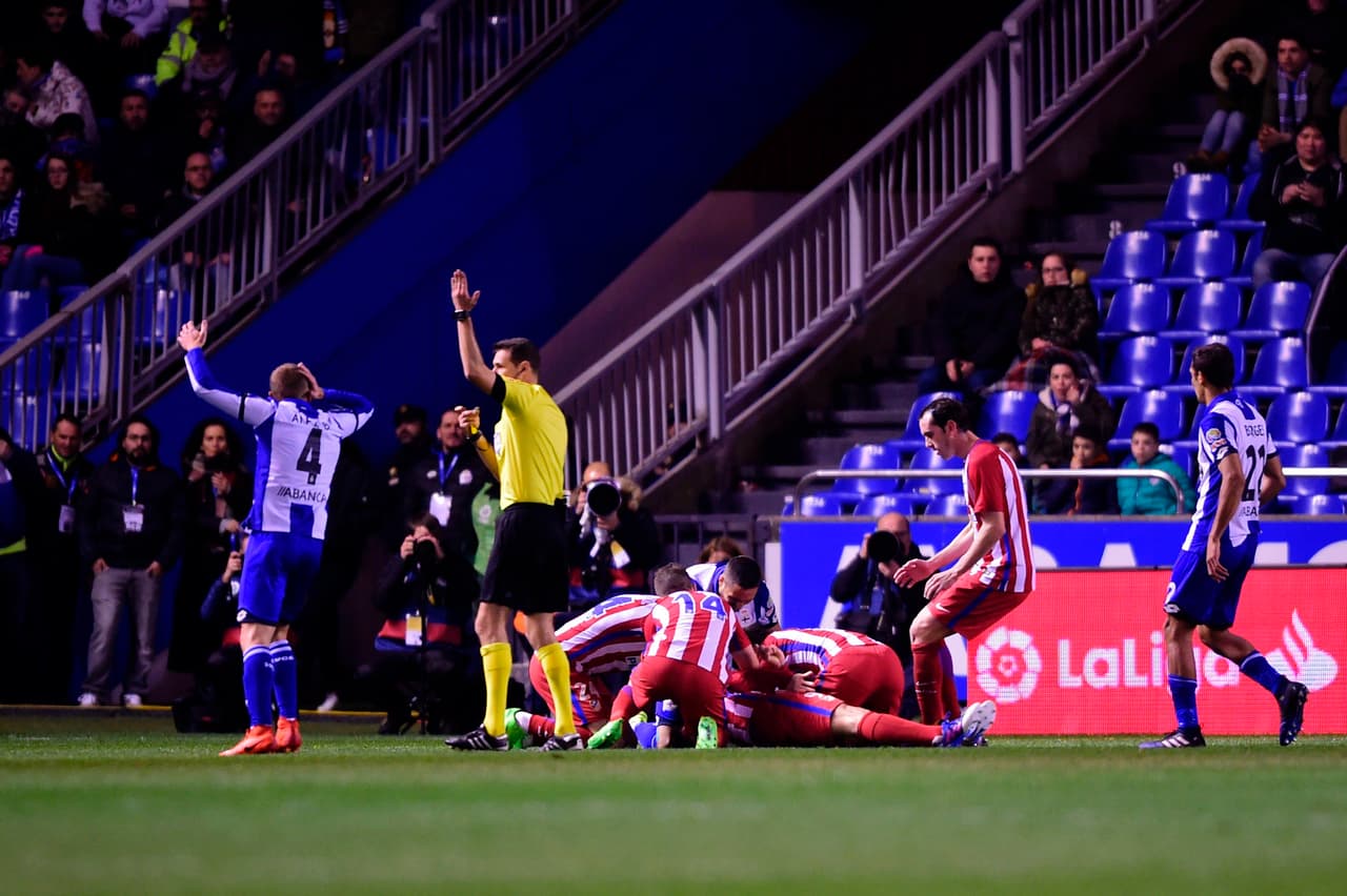 Referee calls for medical assistance after Atletico Madrid's forward Fernando Torres got an injury during the Spanish league football match RC Deportivo de la Coruna vs Club Atletico de Madrid at the Municipal de Riazor stadium in La Coruna on March 2, 2017. The match ended with a 1-1 draw. / AFP PHOTO / MIGUEL RIOPA (Photo credit should read MIGUEL RIOPA/AFP/Getty Images)