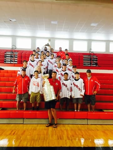 Mike Gapski, jefe entrenador de los Chicago Blackhawks, optó en el que fue su día por llevar la copa a la escuela para motivar a los jóvenes estudiantes.