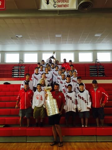 Gapski ha sido jefe de entrenadores de los Blackhawks por más de 2,000 juegos y ha ayudado al equipo de hockey de Chicago a ganar esta copa en 2010, 2013 y en 2015.