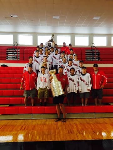 La Copa Stanley ha viajado por todas partes y hoy tocó el turno a la preparatoria Marist al suroeste de Chicago.