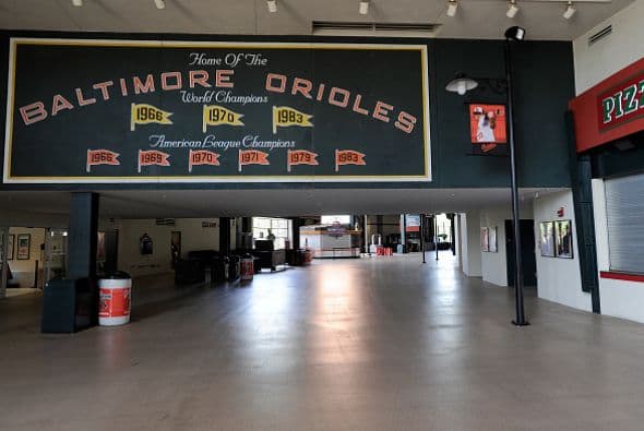Mientras los ánimos siguen caldeados en Baltimore, los Orioles jugaron contra los Medias Blancas, pero en un estadio vacío, por primera vez en la historia.