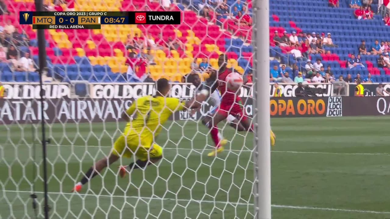 ¡TIRO ATAJADO! disparo por José Fajardo.