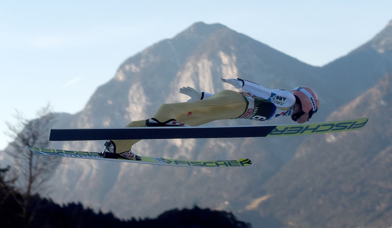 La competencia en Innsbruck (Austria) es la décima en el calendario de la Copa Mundo de salto en esquí masculino de la Federación Internacional de Esquí (FIS), la primera del 2017 y que finalizará el 26 de marzo. La capacidad de los atletas se mezcla con el espectáculo de su vuelo en medio de bellos paisajes y a una gran velocidad.