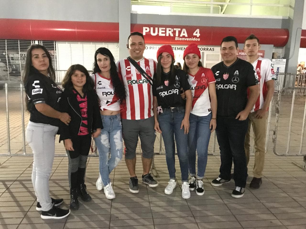 Así llegan los aficionados de Necaxa y Monterrey al Estadio Victoria.