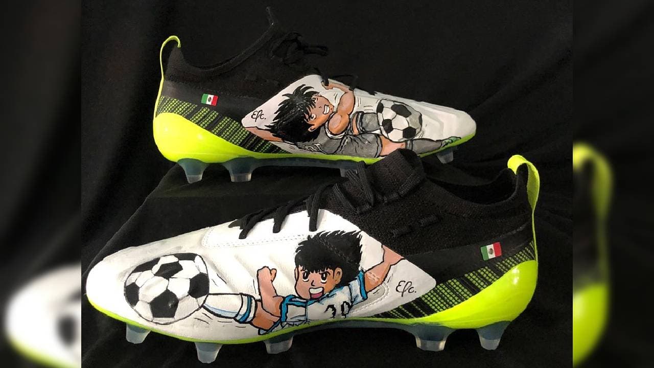 Kike Padilla fue el encargado de diseñar los increíbles tacos para futbolistas como Alan Pulido, Jair Pereira y Nicolás Vikonis. ¿Qué caricatura plasmarías en tus tenis para brillar en el terreno de juego?