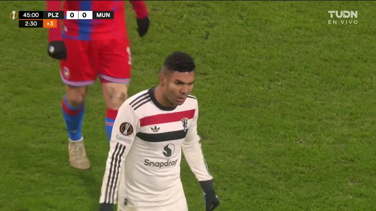 ¡TIRO ATAJADO! disparo por Matej Vydra.