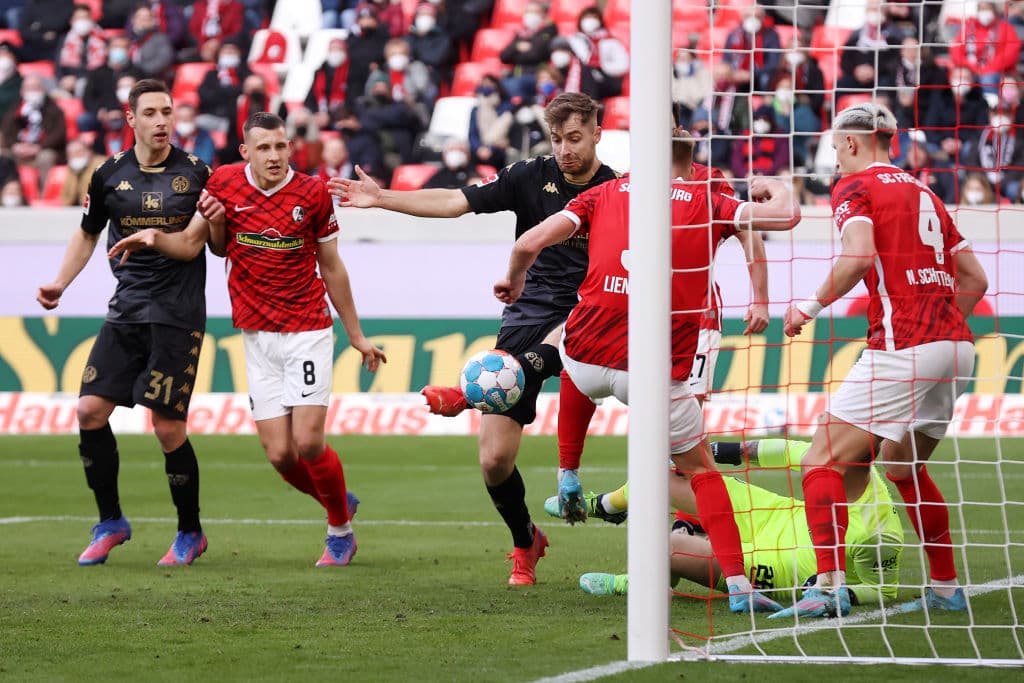 Bochum agarra distraido al Bayern Munich y los golean 4-2, Borussia Moenchengladbach hace su partido y vencen 3-2 al Augsburg, Eintracht Frankfurt echa a perder la ventaja de la localía y caen 0-2 con el Wolfsburg, Greuther Furth logra imponerse 2-1 al Hertha Berlín y Freiburg y Mainz cierran con un entretenido empate 1-1.