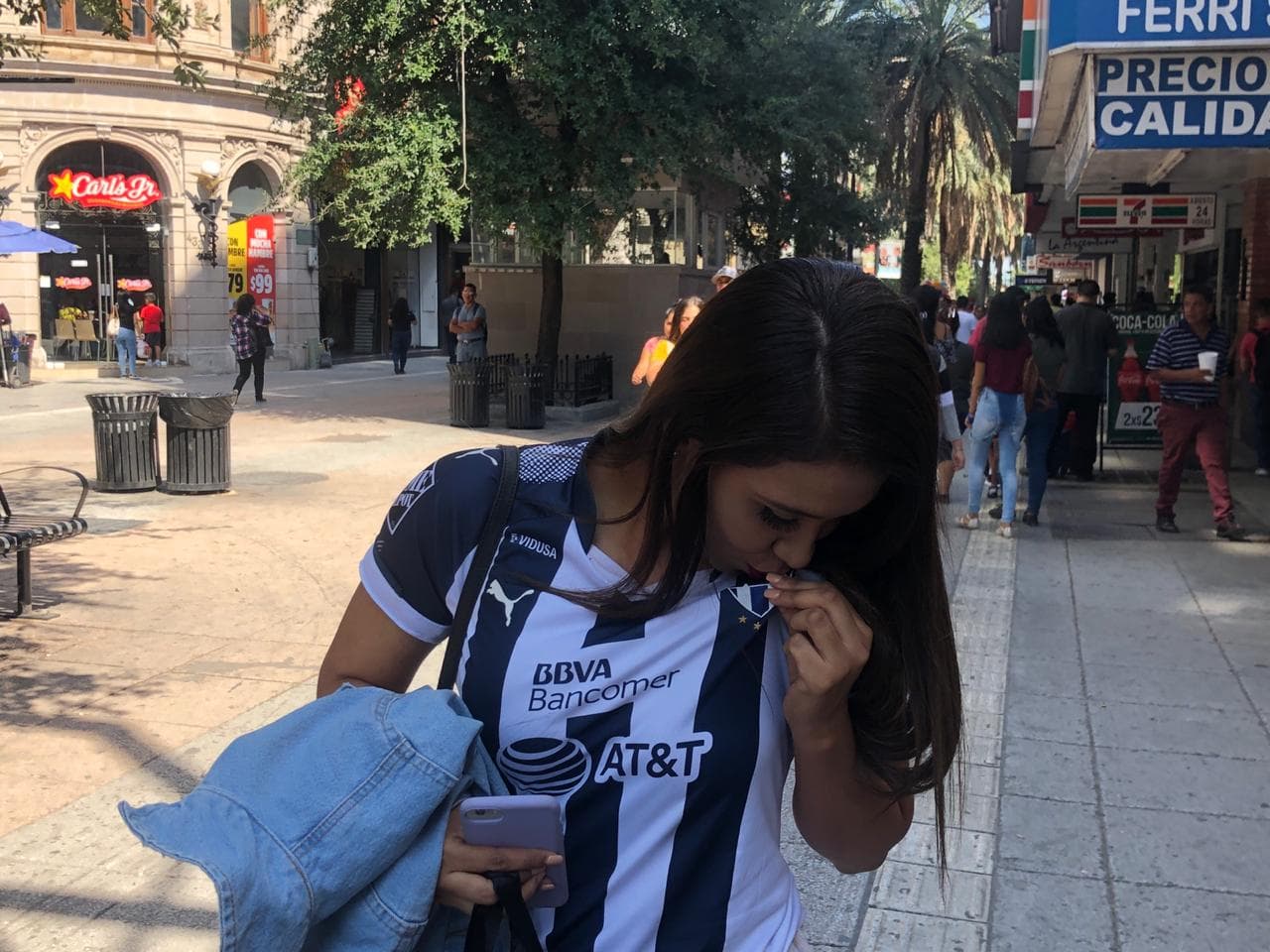 Comienza a anochecer en la sultana del norte y la gente empieza a llegar al gigante de acero.