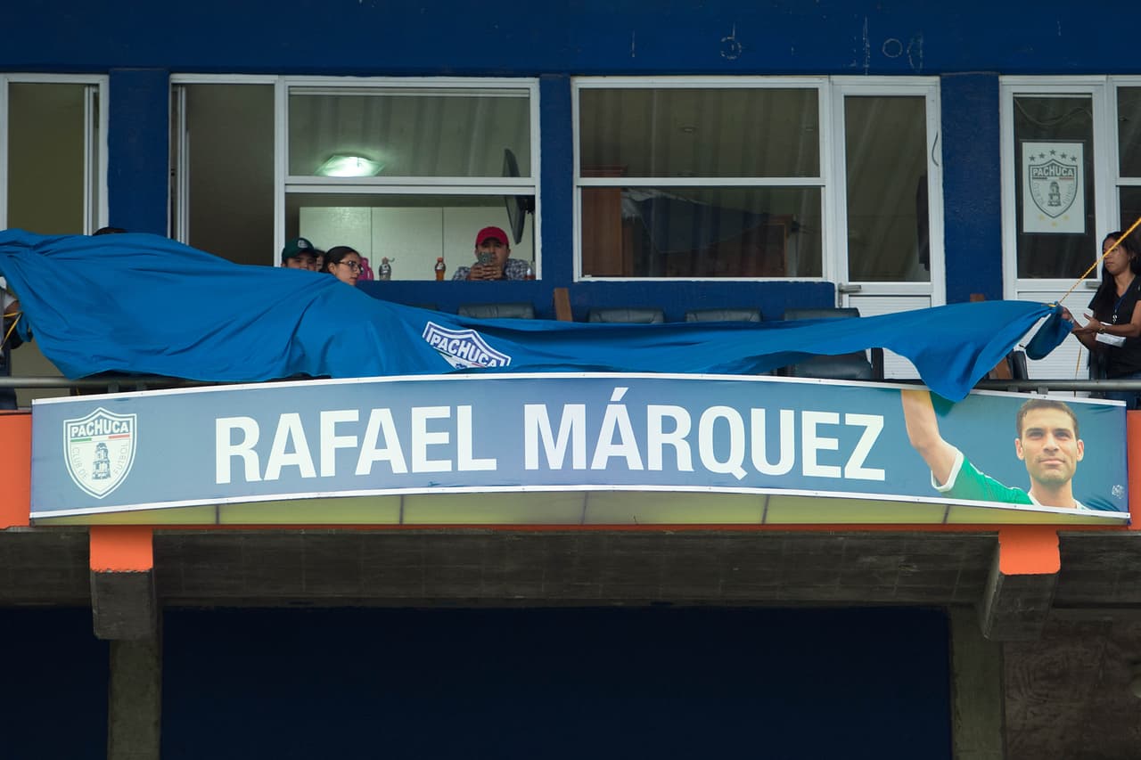 La directiva del Pachuca develó un palco con el nombre del legendario defensa rojinegro.