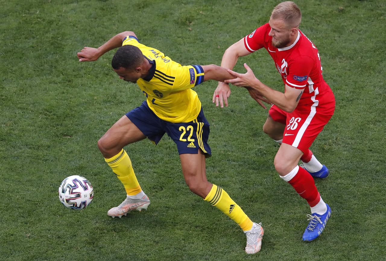 Suecia, de último minuto, derrota a Polonia 3-2 en el Grupo E de la Euro 2020 y califica como primer lugar a Octavos. Emil Forsberg anotó doblete durante el encuentro y Viktor Claesson se encargó de anotar el tercer tanto, mientras que los goles de Robert Lewandowski no le alcanzó a la escuadra polaca y queda fuera de la competencia.