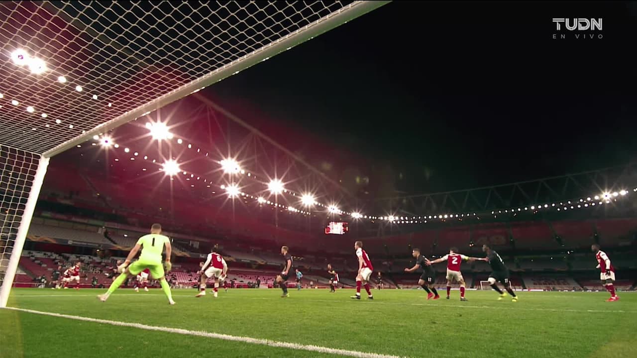 ¡GOL!  anota para Slavia Prague. Tomás Holes