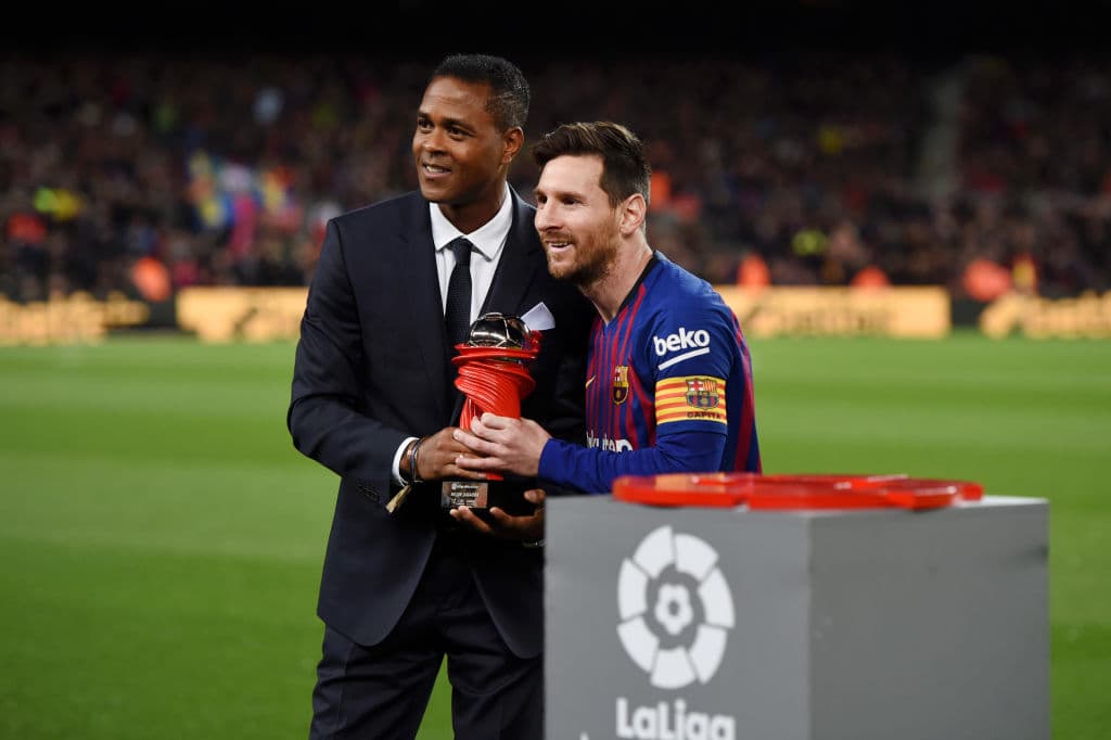 Lionel Messi (derecha) recibió en el protocolo el premio al jugador del mes de manos de Patrick Kluivert (izquierda).