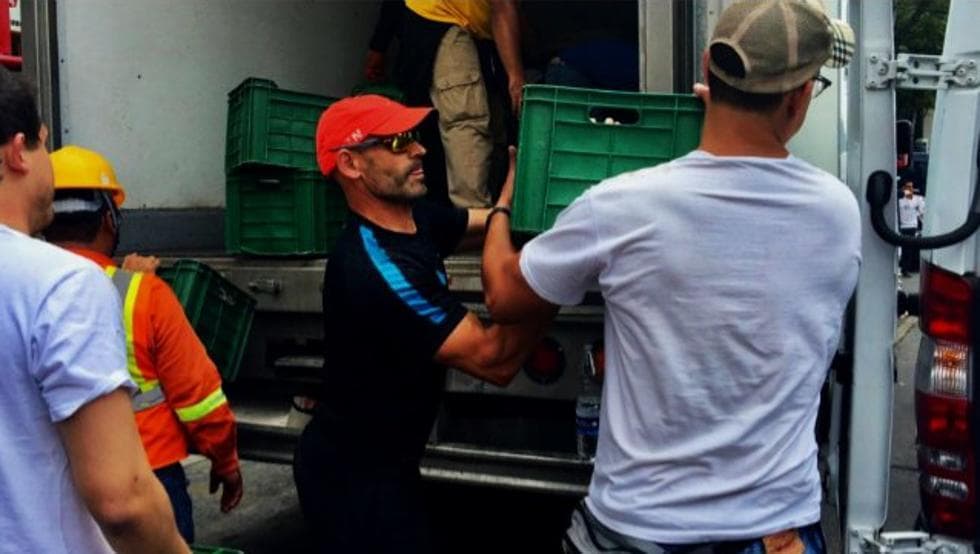El técnico español Paco Jémez fue uno de los integrantes de Cruz Azul que estuvo ayudando en los centros de acopio.