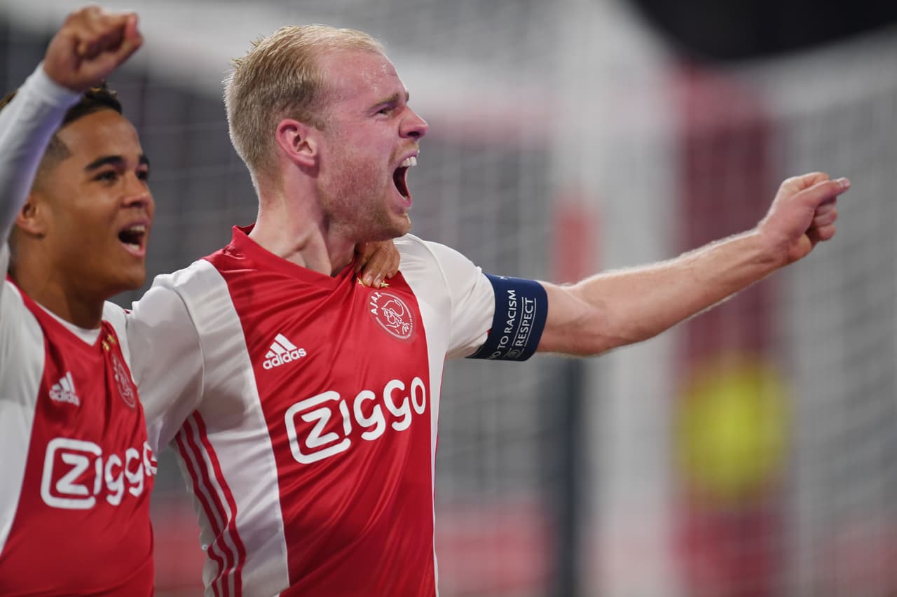 Ajax le ganó 2-0 al Shlake 04.