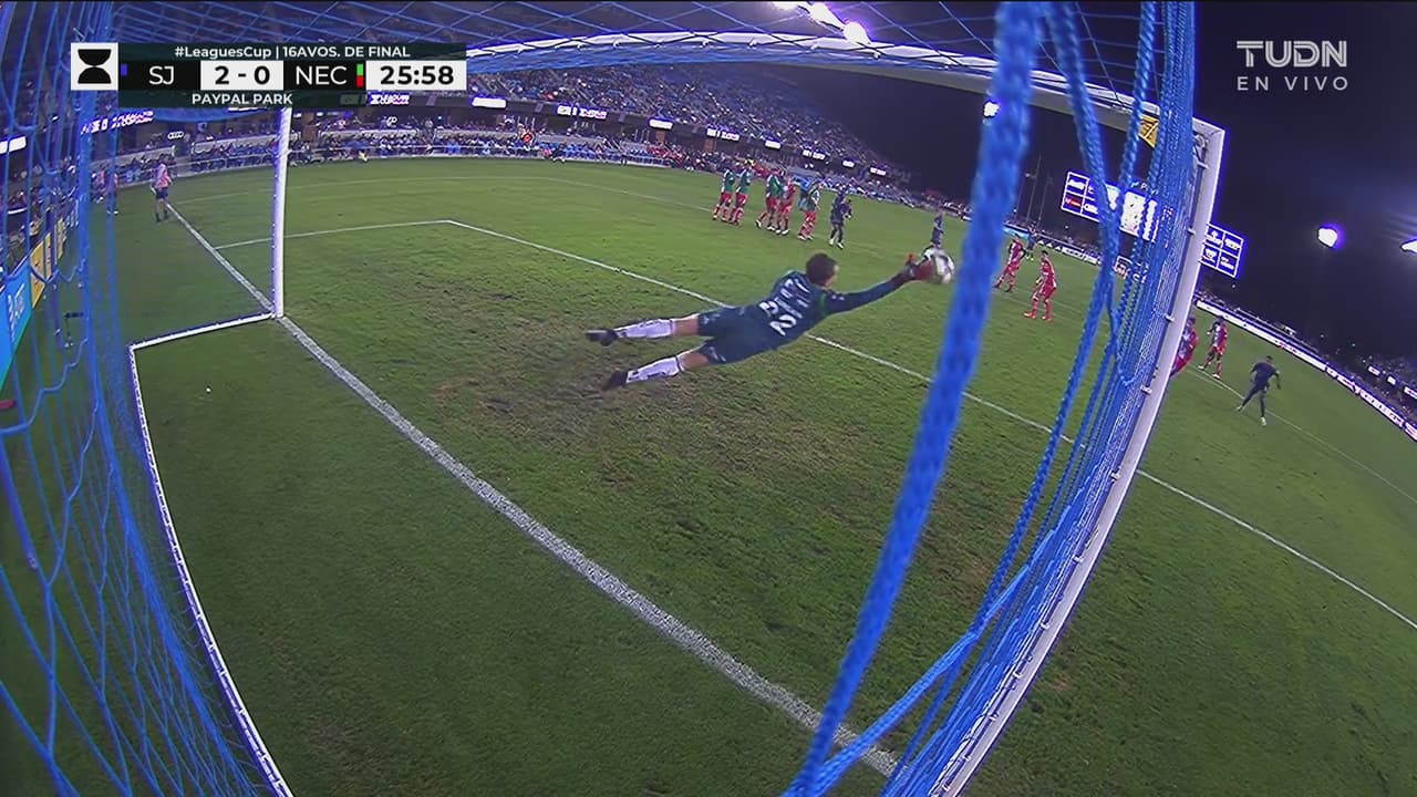 ¡Gran desviada! Unsain evita el tercero de los Quakes con el manotazo