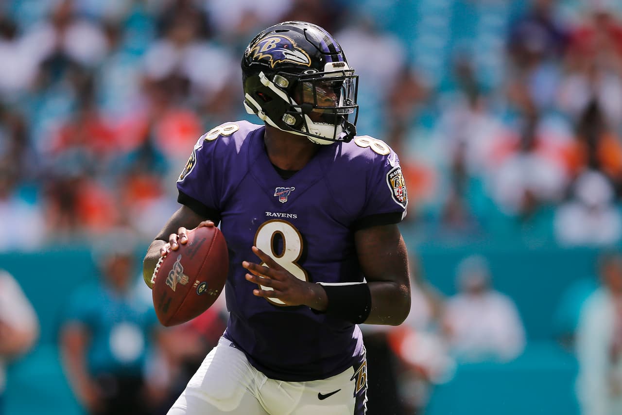<b>Lamar Jackson</b> (Baltimore Ravens) |
<b>22 años</b> | 7 enero 1997 | Está convertido, junto con Mahomes, en la sensación de la presente temporada 100 en la NFL. Actualmente posee el mejor rating de QB con el 145.2 y lidera touchdowns tras concretar siete envíos a las diagonales, igualado con Patrick y Dak Prescott en este rubro.