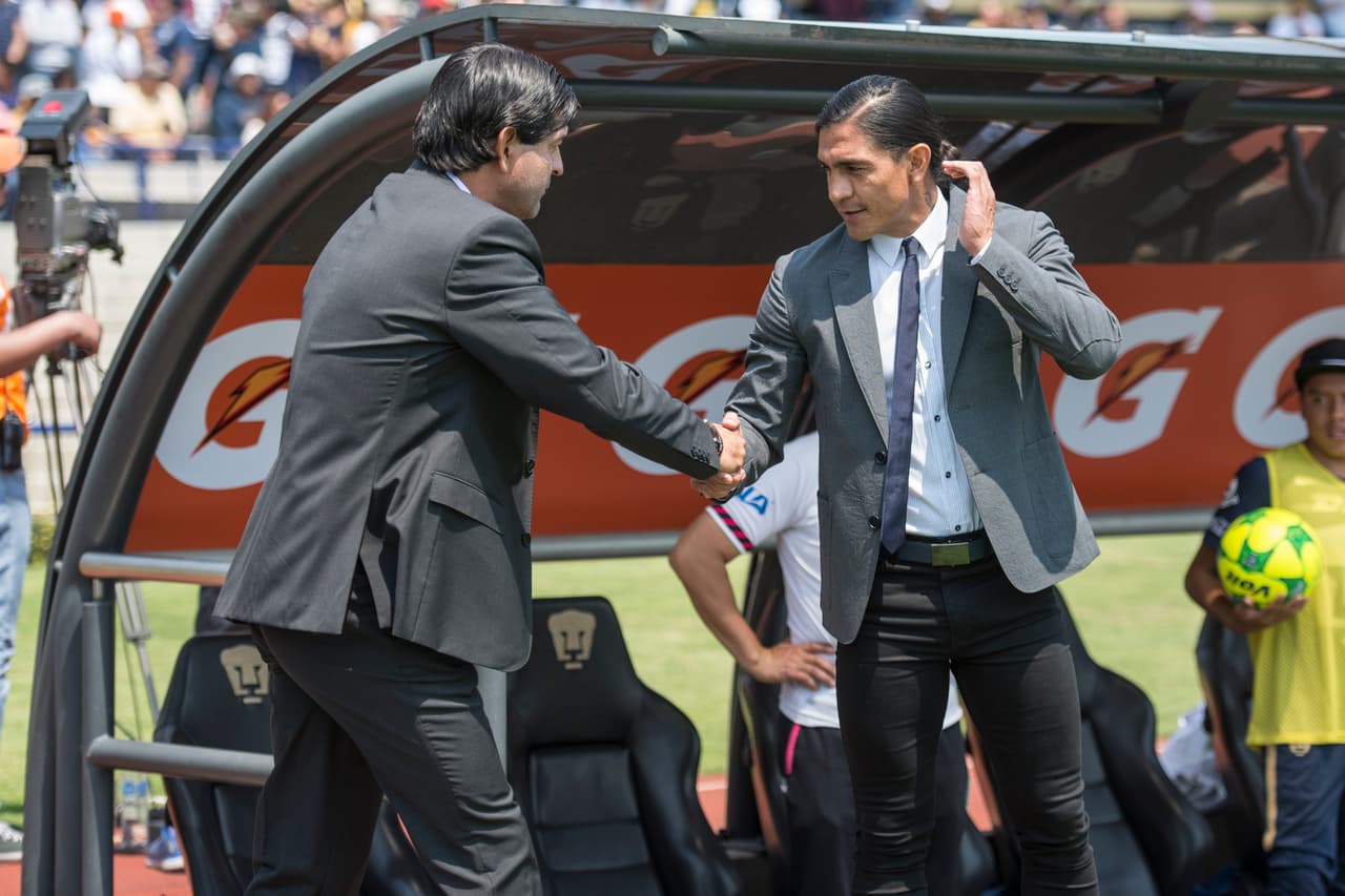 Pepe Cardozo y Paco Palencia se saludaron al inicio del cotejo: ambos jugaron aquella Libertadores con Cruz Azul en 2001.