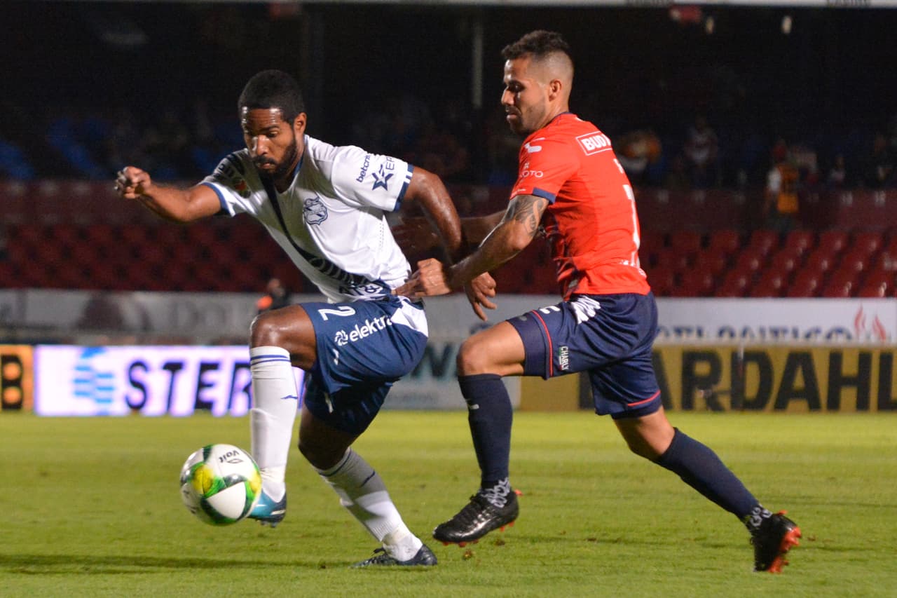 Comenzando el segundo tiempo, Veracruz se quedó con un hombre menos tras la expulsión de Rodrigo López (derecha) al minuto 48.