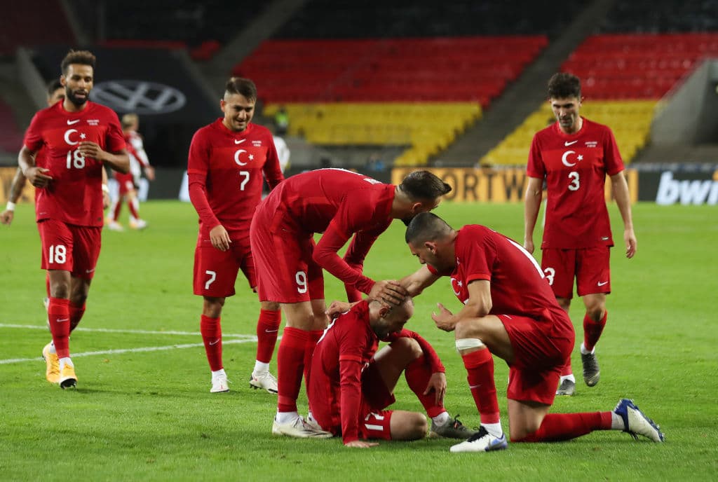 Por Alemania marcaron Draxler (45+1’), Neuhaus (58’) y Wadlschmidt (81’). Por Turquía anotaron Tufan (49’), Karaca (67’) y Karaman (90+4’). En la tercera fecha de la Nations League Alemania se medirá ante Ucrania y Turquía a Rusia.