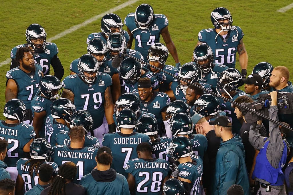 Pero se llegó la hora, el cielo se abrió, la lluvia se disipó, y llegó el ansiado momento: el final del ayuno sin NFL. Los campeones estaban listos para tomar al campo y vino el kickoff.