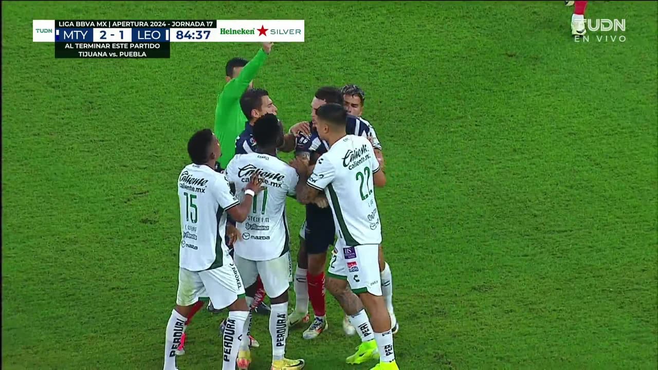 ¡Expulsión! El árbitro saca la roja directa a Edgar Guerra.