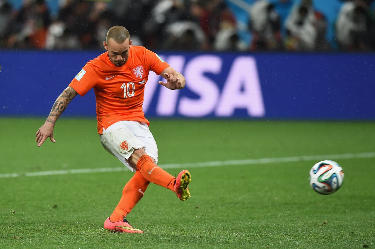 Sneijder será recordado por su clase al desempeñarse como un mediocampista ofensivo con gran vocación ofensiva y colaboraciones constantes con asistencias y goles.
<br>