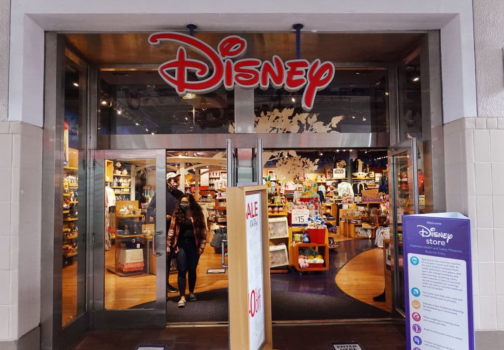 Al ser un lugar secreto y prohibido, los curiosos no tardaron mucho en comenzar a circular algunas teorías conspirativas.
<br>