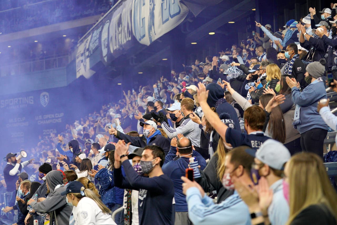 La paciencia y la expulsión de Alexander Ring fueron claves para que Sporting Kansas City levantara el encuentro y ganara por 2-1.