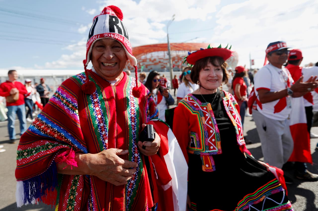 Perú y Dinamarca enmarcan con la pasión inca y el amor vikingo la colorida presencia y la fiesta de sus fanáticos en medio del partido del grupo C en el Mundial de Rusia 2018.