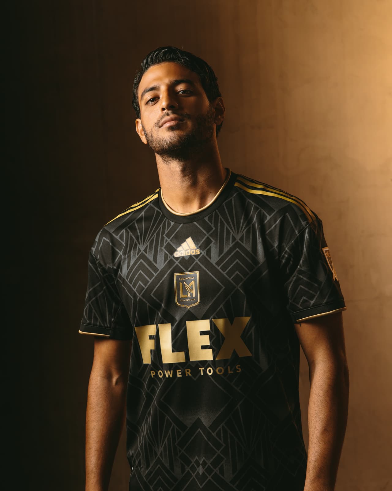 La nueva camiseta principal de LAFC celebra los cinco años de existencia del club en la MLS y hace homenaje al estilo arquitectónico Art Deco en la ciudad de Los Ángeles.
<br>
<br>